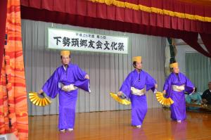 下勢頭郷友会文化祭にて舞踊を披露する出演者の写真