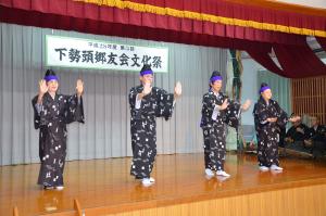 下勢頭郷友会文化祭にて舞踊を披露する出演者写真