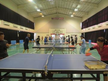 桑地区体育館で行われている卓球の様子