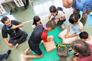AEDの使い方を学ぶ参加者の写真
