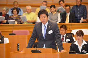 一般質問を行った宮里翔也さんの写真