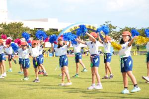 小学生によるダンスの様子の写真