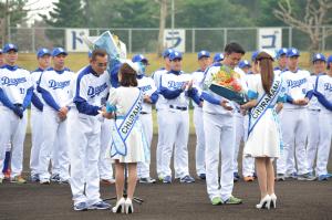 森監督と大野選手会長へ花束贈呈