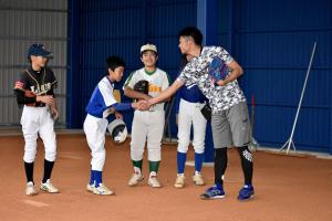 又吉選手と握手する町内野球チームの少年たち