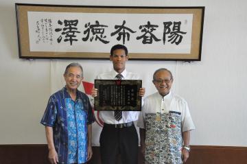 宮城壱成さんと教育長、町長の写真