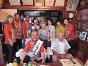 高齢者を囲む町長と民生委員児童委員の皆さん