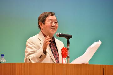 講演する石原氏