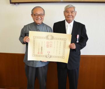 野国町長（左）と米須氏（右）が二人で賞状を手にしている様子