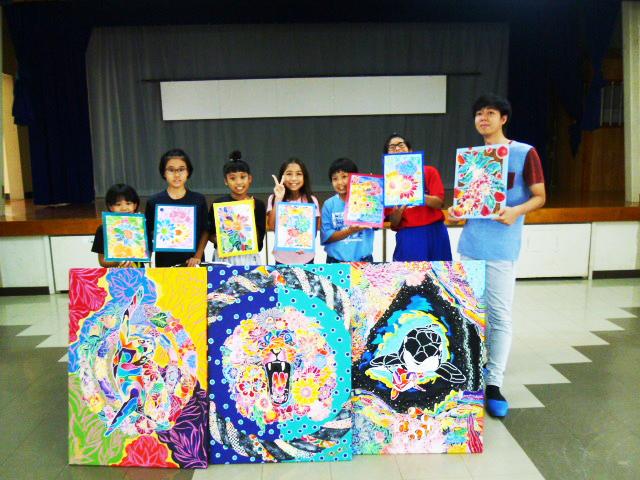 町田氏と自分の作品をてにもつ子どもたち