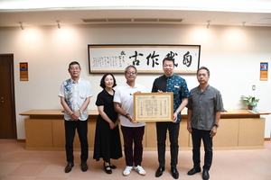 町長への受賞報告